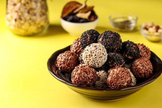 Bolitas energéticas de avena, dátiles y cacao