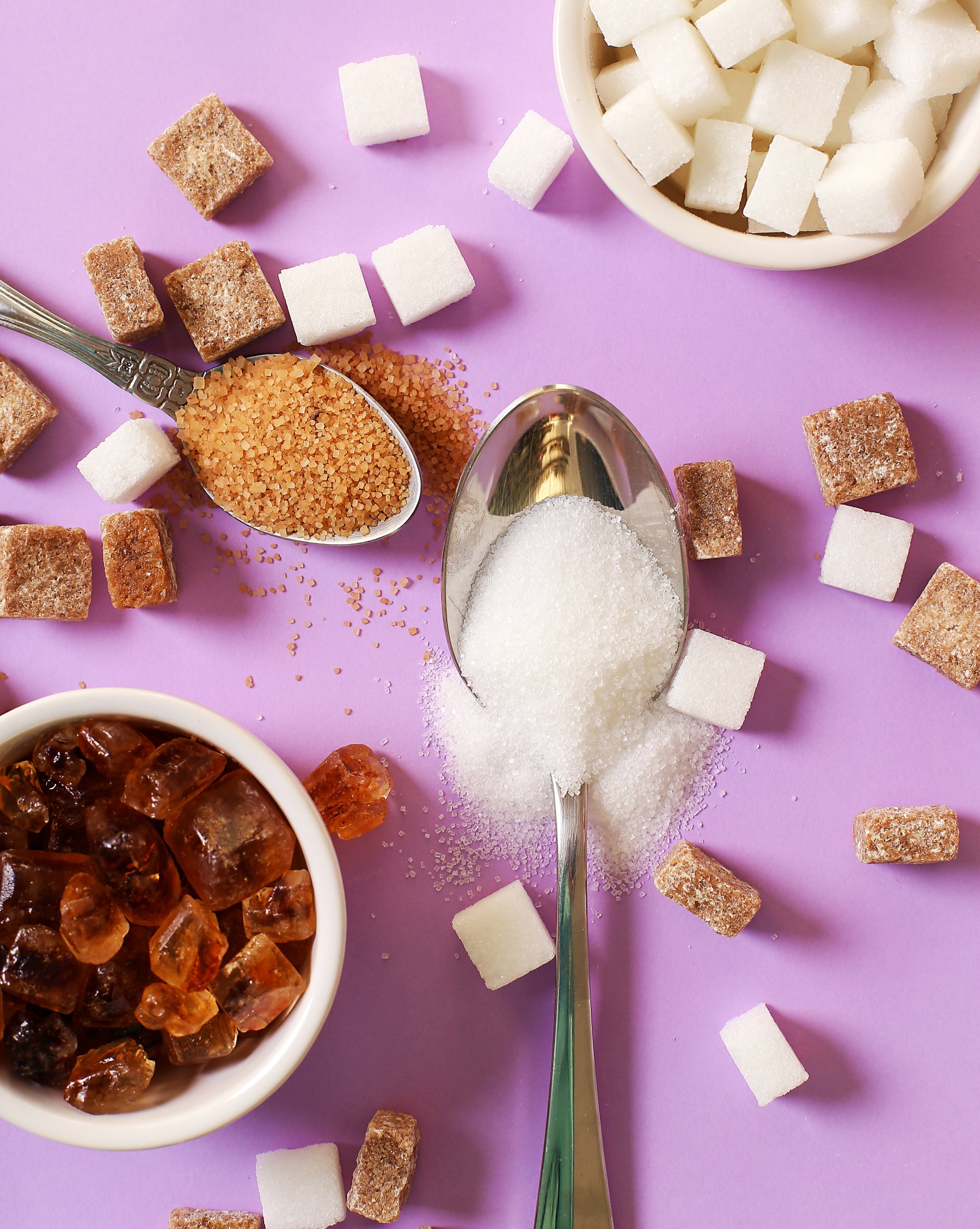 Azúcar blanca y no refinada ¿Cuál es más saludable?