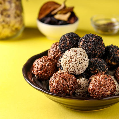 Bolitas energéticas de avena, dátiles y cacao