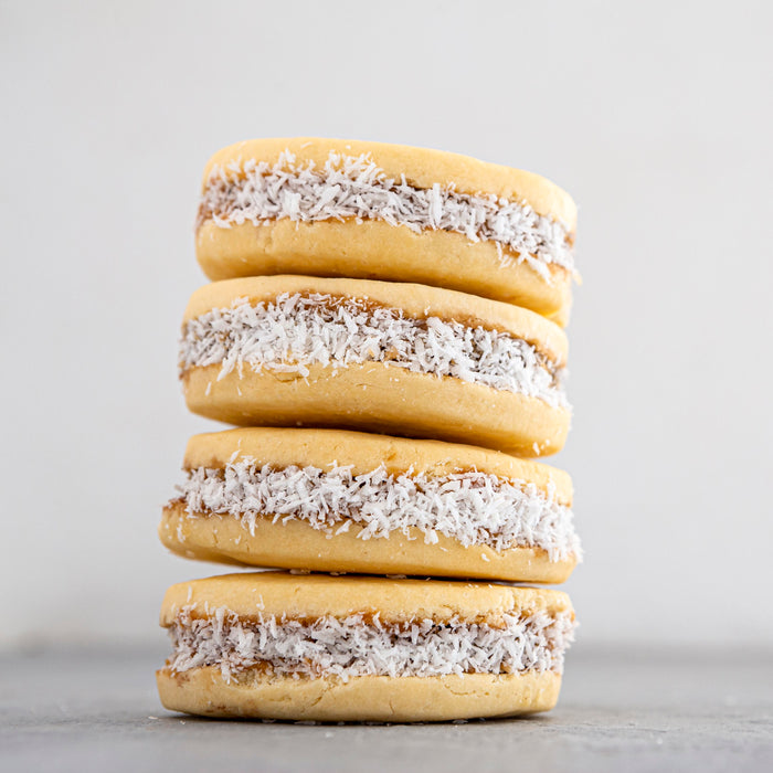 Alfajores de maicena con manjar de dátiles