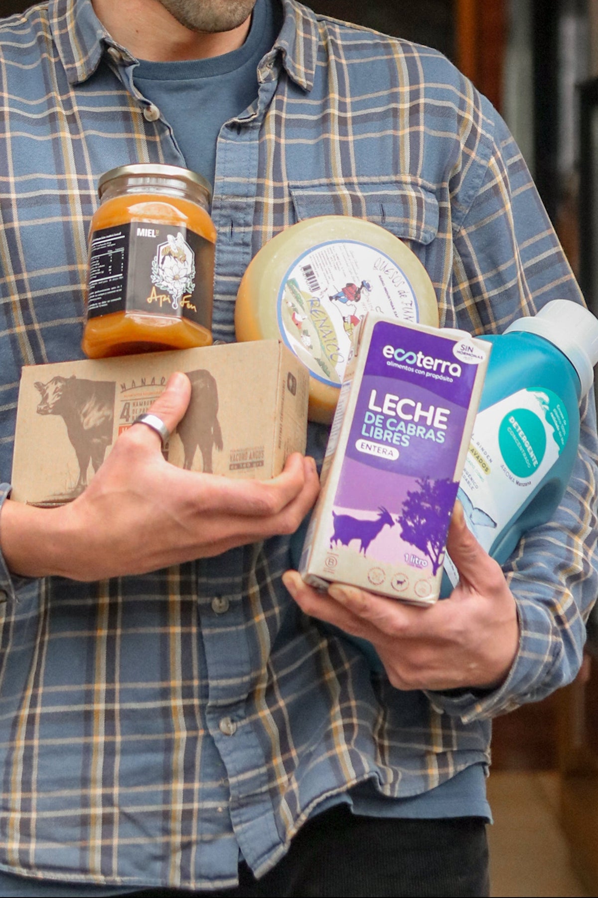 Martín, fundador de Humano Market, con productos de la tienda en brazos