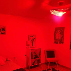 Pieza iluminada con luz roja sin luz azul