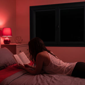 En la cama: leyendo con la ampolleta Circadian en modo rojo