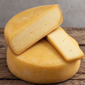 Queso rueda artesanal de Lechería Catrico, Villarrica, cortado